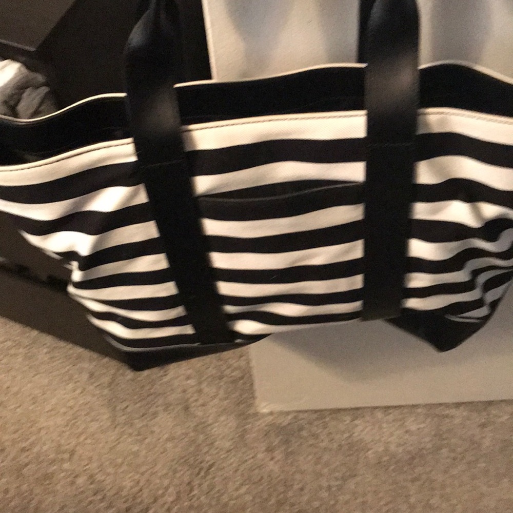 Micheal kors tote - Picture 3 of 3